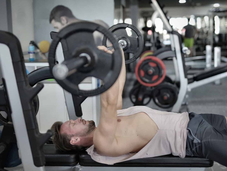 Benchpress s veľkou činkou vs. rozpažovania s jednoručkami. Pri čom zapojíš prsia lepšie?