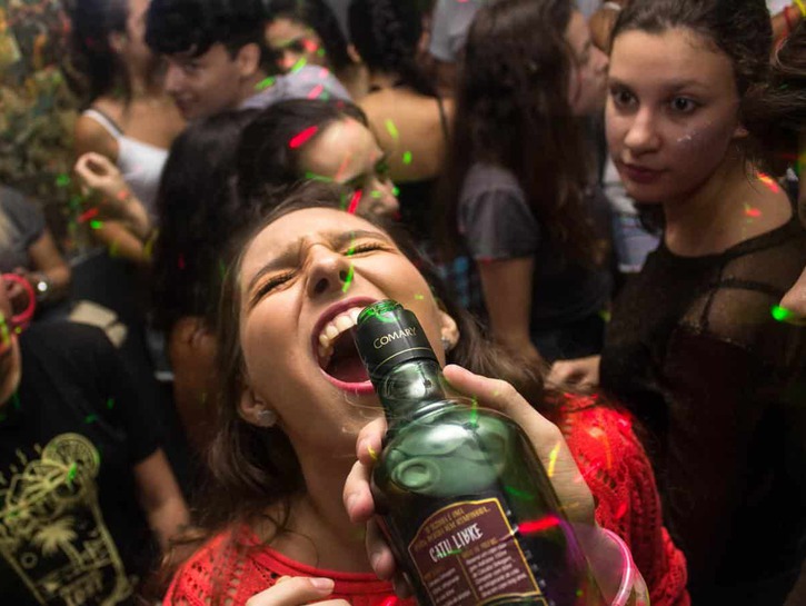 Alkohol a hlad: Prečo ťa vždy láka tá bageta z pumpy po párty?