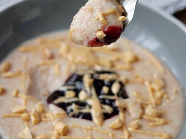 Návrat do detstva s úžasným bonusom. Krupicová "Peanut Butter Jelly" kaša (Recept)