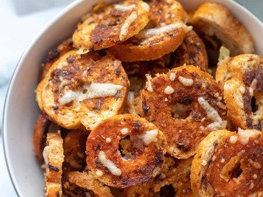 Domáce pizza bake rolls poslúžia ako chutný snack či príloha k bielkovinovému jedlu (Recept)