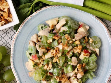 Vysoký obsah bielkovín, kvantum mikroživín a parádna chuť. Fit waldorfský šalát musíš vyskúšať (Recept)