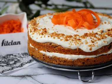 Perfektná mrkvová torta so sviežim krémom, ktorá má 12 g bielkovín v jednom kúsku (Recept)