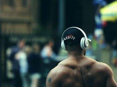 Počúvanie tvojej obľúbenej hudby a jej vplyv pri benčovaní