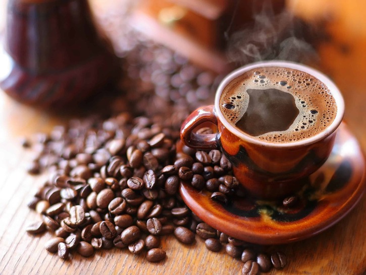 Závery o vplyve kávy a kofeínu na zdravie sú jasné. Kávičkári sa môžu radovať, no sú ľudia, ktorí by to nemali preháňať