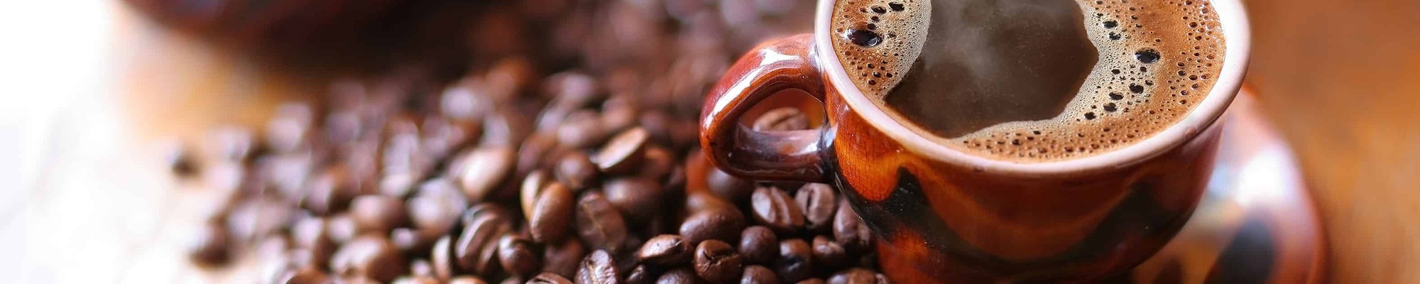 Závery o vplyve kávy a kofeínu na zdravie sú jasné. Kávičkári sa môžu radovať, no sú ľudia, ktorí by to nemali preháňať