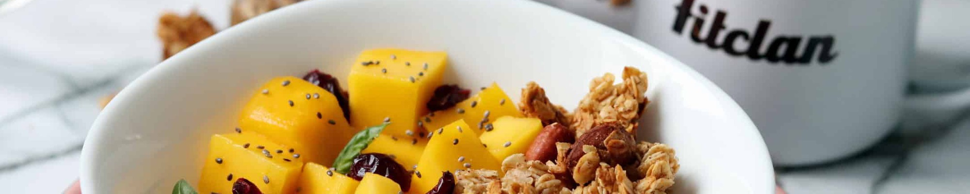 Chrumkavá domáca granola s gréckym jogurtom či proteínom bude možno tvoja raňajková závislosť (Recept)