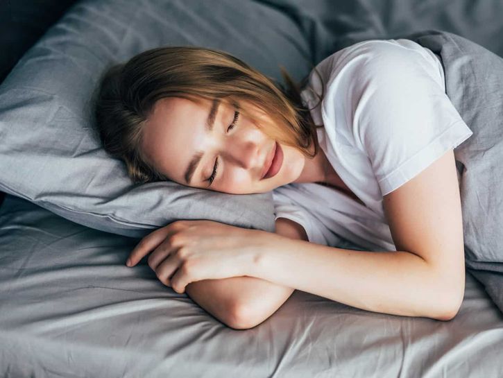 Keď budeš dbať na spánok celý týždeň, dajú sa dokopy negatíva spojené s dlhodobo krátkou dobou spánku?