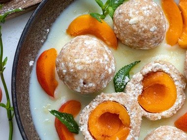 Tvarohové gule s marhuľami a vanilkovým krémom (Recept)