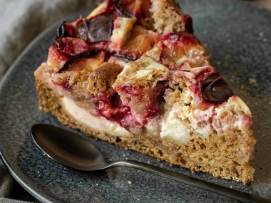 Šťavnatý slivkovo-tvarohový koláč, ktorý musíš vyskúšať (Recept)