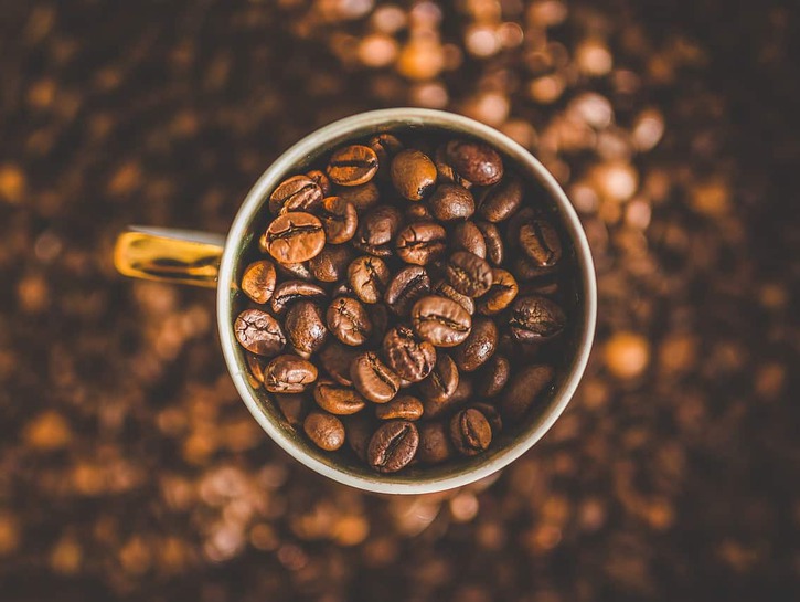 Vieme, že kofeín je náš kamarát, ale ako je na tom s ovplyvňovaním výkonu? Pozri sa na nádielku faktov, zaujímavostí, prekvapivých záverov a náš test