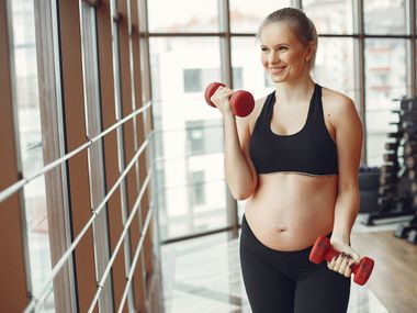 Čo vieme o cvičení s ťažšími váhami počas tehotenstva?