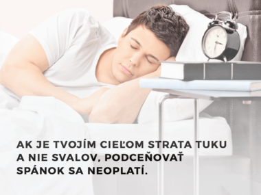 Ak je tvojím cieľom strata tuku a nie svalov, podceňovať spánok sa neoplatí