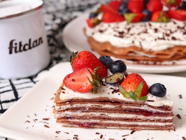 Palacinková torta kombinuje to, čo miluje asi každý a navyše má v jednom kúsku 10 gramov bielkovín (Recept)